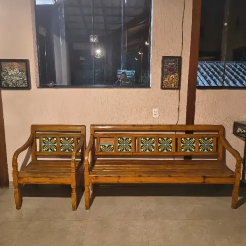 Conjunto de banco e poltronas de madeira