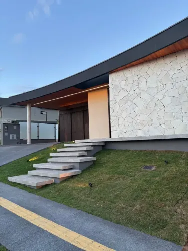 CASA CONDOMÍNIO FECHADO JARDINS SEVILHA 3 SUÍTES PLENAS PORCELANATO ILUMINAÇÃO LED PISCINA