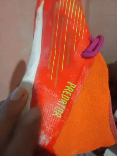 Chuteira Adidas predator para jogar na quadra