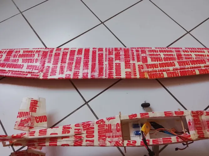 Vendo protótipo de avião p  control com as folhas de isopore remoto