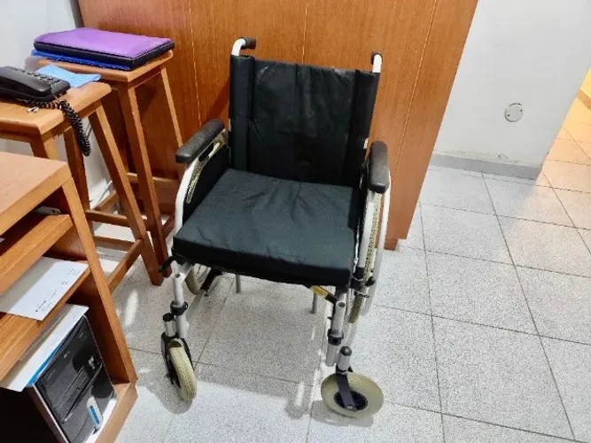 Cadeira de Rodas Ottobock Start b2 45, necessitando trocar pneus.              