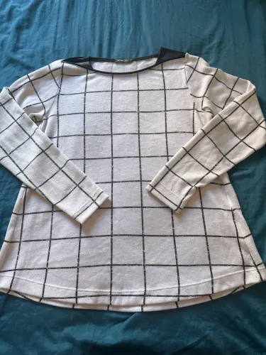 Blusa MonClos TAM P Branca detalhes pretos