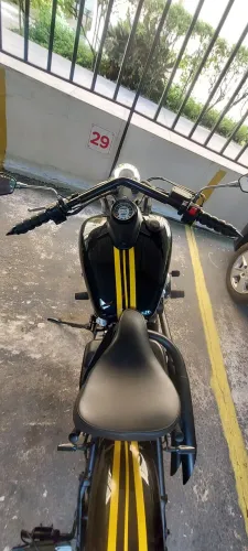 Dragstar 650cc All-Black Bobber customizada 2026