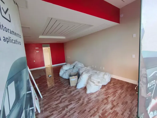 Loja térrea com espaço no segundo piso para escritório, em Cajueiros - Macaé - RJ