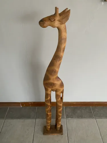 Girafa decorativa de madeira com 1,10 m de altura