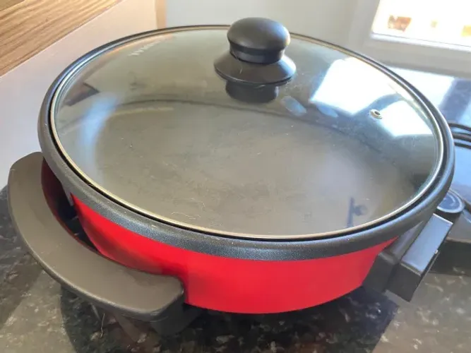 Panela Elétrica Mondial PE-28 Redonda 1200W - Vermelha | Prática e Versátil