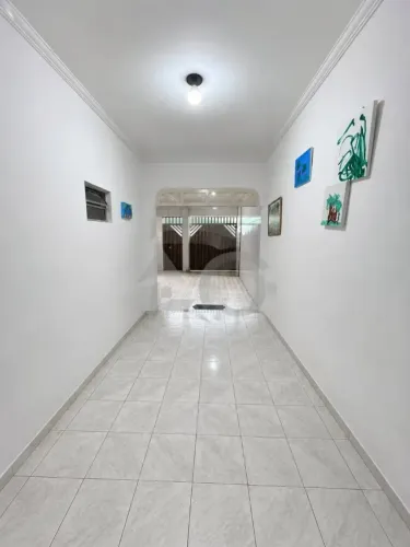 Casa de 180m² no Bairro Industrial com 5 Quartos, Área de Serviço, Quintal e Mais.