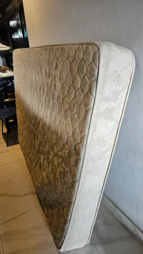 Doação. Doa-se colchão de molas Castor.