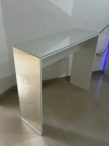 Aparador Espelhado com Tampo de Vidro Sofisticado