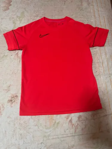 Camiseta Nike infantil vermelha