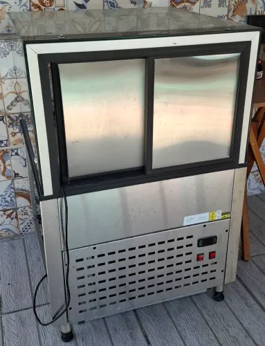 VITRINE REFRIGERADA INOX PARA BOLOS E DOCES