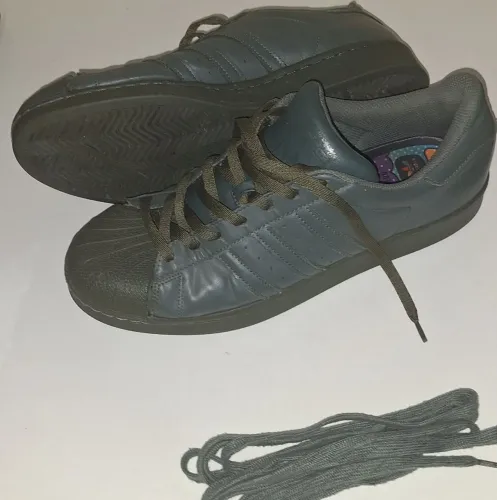 Tênis adidas  superstar originals supercolour pharrel Williams 
