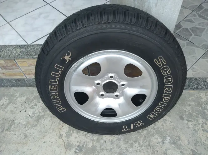 RODA COM PNEU PIRELLI SCORPION S/T 205/75 R15 DA S-10/BLAZER PITBULL 