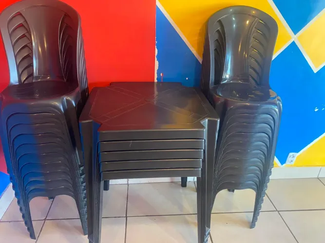 Cinco Conjunto de mesa com quatro cadeiras cada. Seminova com menos de 2 mês de uso.