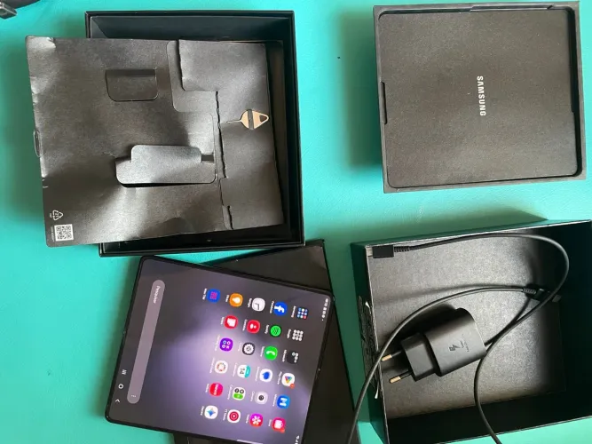 Samsung Galaxy Z fold 5 12GB| 1TB' 