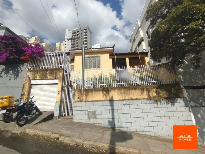 CASA COMERCIAL/RESIDENCIAL PARA ALUGAR COM 300m2 VAGA DE GARAGEM E AMPLA ÁREA EXTERNA