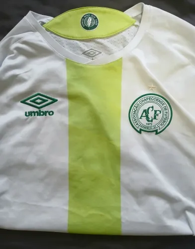 Camisa comemorativa da Chapecoense em homenagem à cidade de Chapecó-SC.