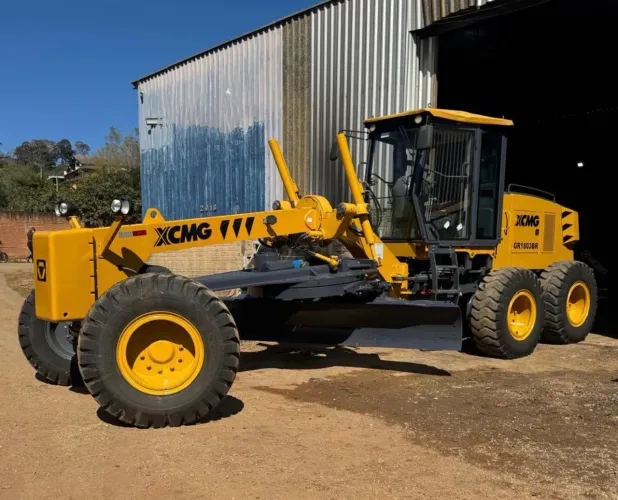 Motoniveladora XCMG GR1803BR ano 2024, com 1.700 horas, em MG
