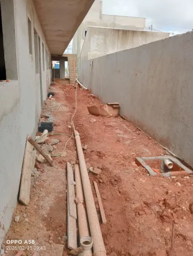 Vende terreno com construção inacabada