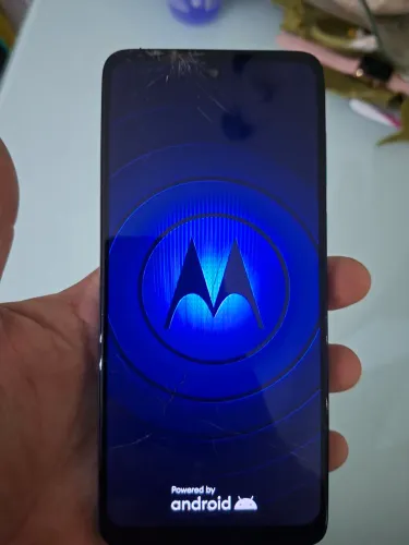 Moto g22 com vidro quebrado