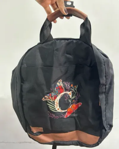 mochila go case preta letra c
