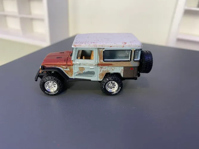 Miniatura Johnny Lightning 1980 Toyota Land Cruiser Rusty 1:64 Loose Novo