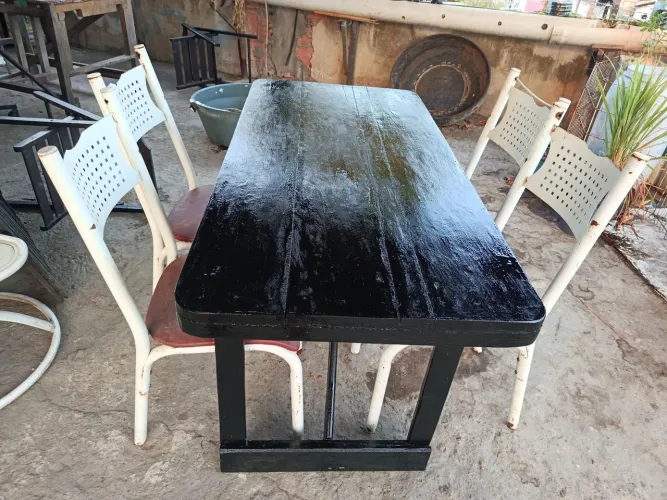 Mesa com cadeira em madeira reforçada