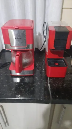 Máquina de fazer café caputino e cafeteira