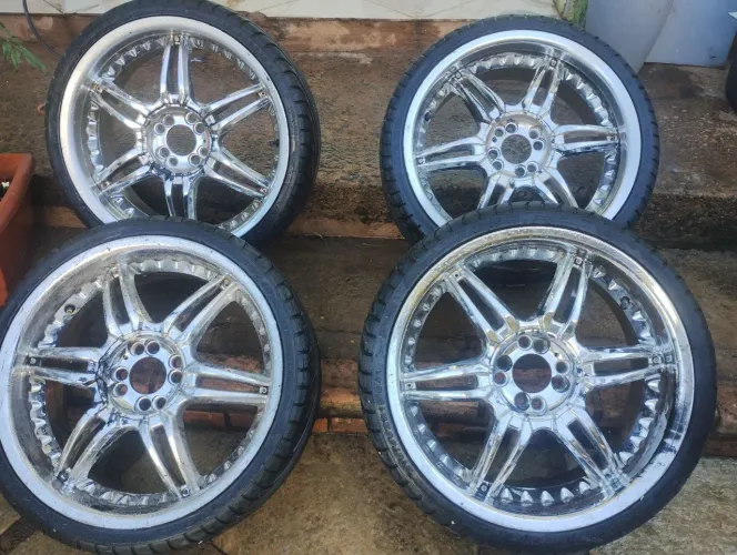 Rodas com pneus aro 18 multe furo .