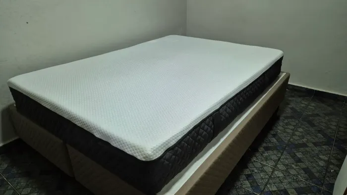 Colchão Emma Premium Hybrid II Casal (Quase Novo! Fabricação Ago/2025)