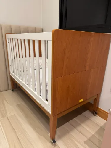 Berço de bebê + cômoda e guarda-roupa 