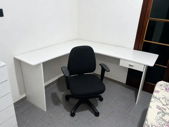 Mesa L com cadeira