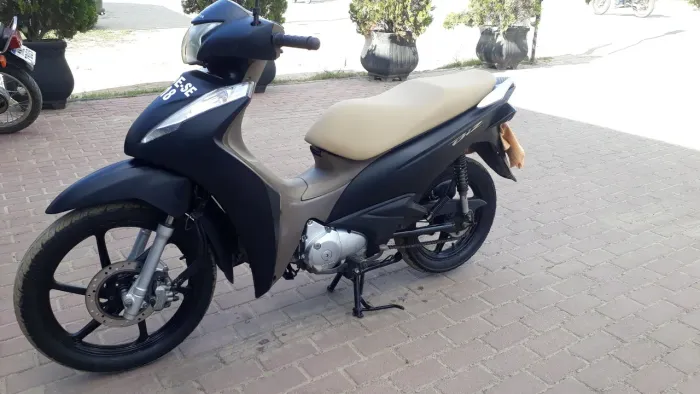 Moto sem nada pra fazer.