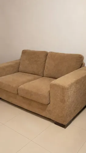 Sofá 2 lugares usado - estrutura inteira, precisa de higienização