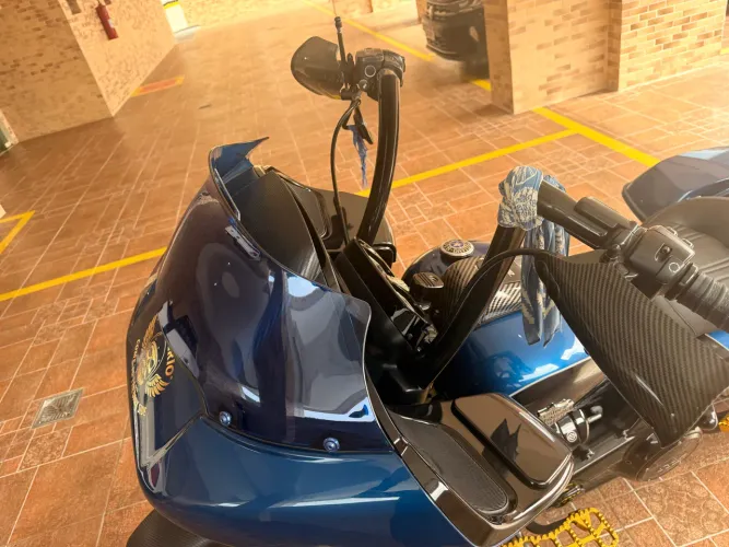 Linda Harley road glide toda equipada