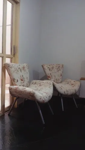 Par de Poltronas Estofadas Florais - Higienizadas e em Ótimo estado.