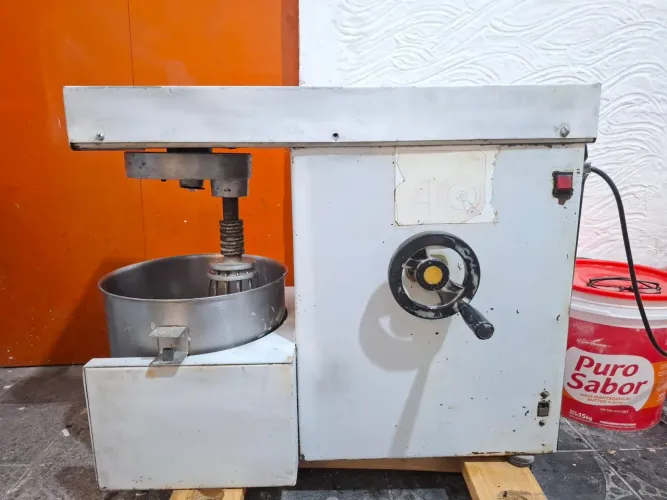 Batedeira de bolos braesi 12L com os assessorios 