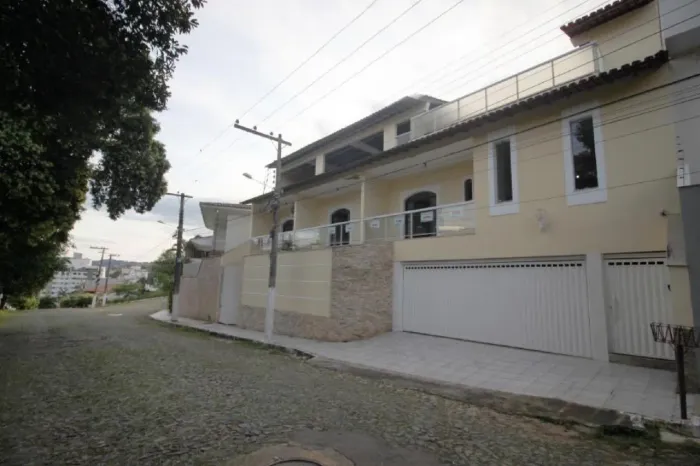 Casa para Locação em Muriaé, Chácara Da Gávea, 4 dormitórios, 3 suítes, 4 banheiros, 2 vag