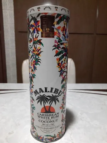 Embalagem metálica (lata) da bebida. Malibu coconut. 