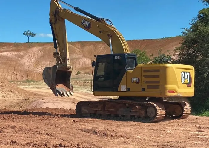 Escavadeira Caterpillar 320 ano 2020 motor de 6 cilindros com 3800 horas, em MG