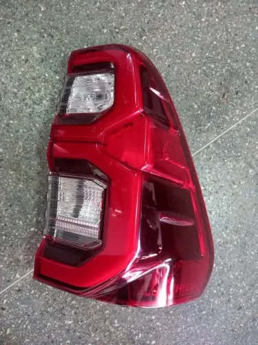 Lanterna hilux com led direita 