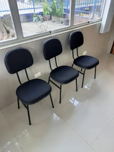 Cadeira fixa estofada