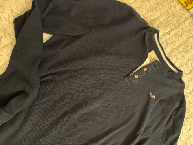Camiseta Hollister Manga Longa azul escura