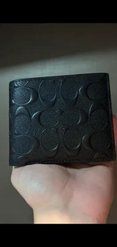 Carteira Coach com porta cartão em couro com estampa em relevo