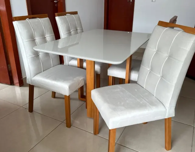 Mesa de Jantar em madeira maciça tampo de vidro