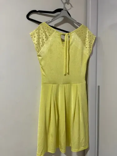 Vestido amarelo com detalhes em dourado infantil