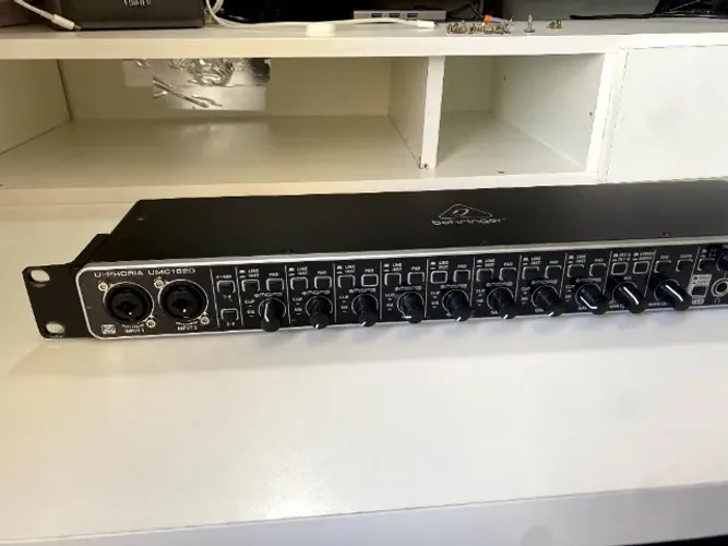 Interface De Áudio Behringer U-phoria Umc1820 Usb.