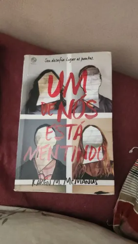 Livro Um de Nós Está Mentindo - Karen M. McManus