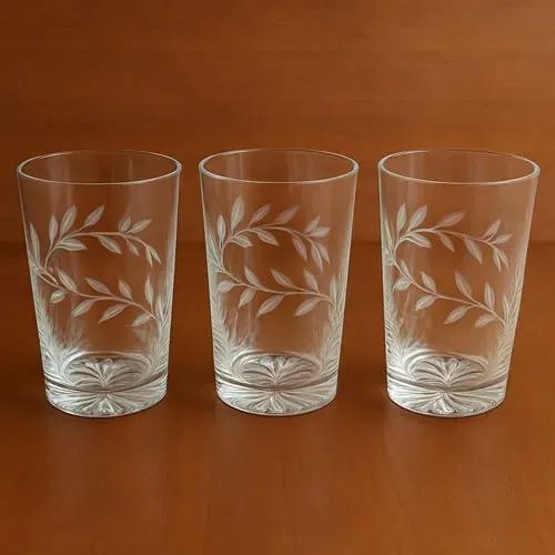 Conjunto com 3 copos de vidro lapidados com delicado desenho floral