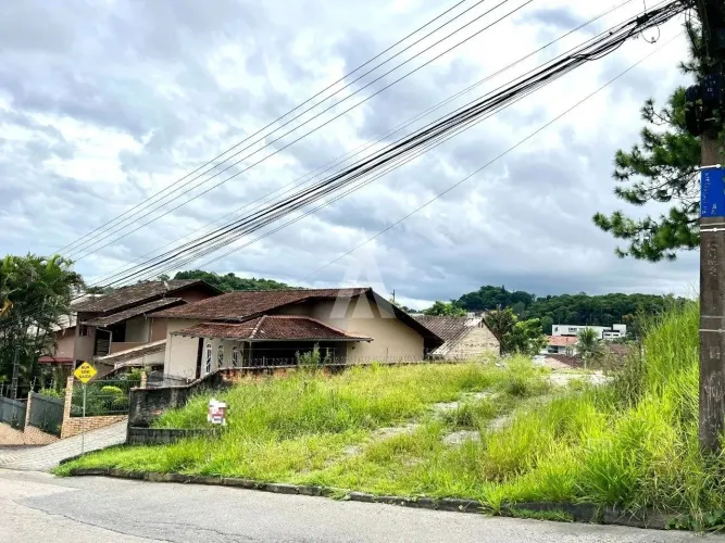 Terreno à venda no bairro Anita Garibaldi em Joinville, por R$ 550.000.00.